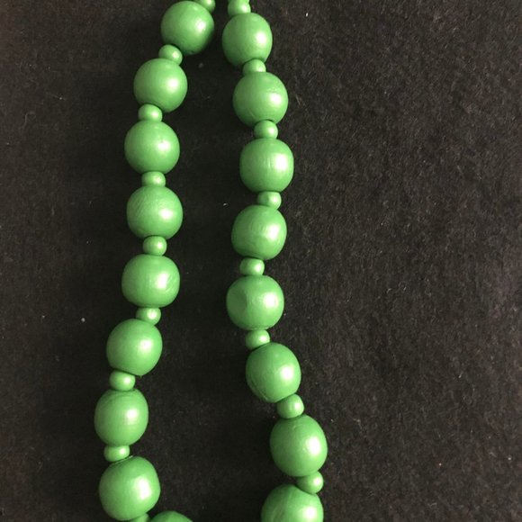 women's necklace green wood beads chunk beads 16" long - Picture 3 of 3